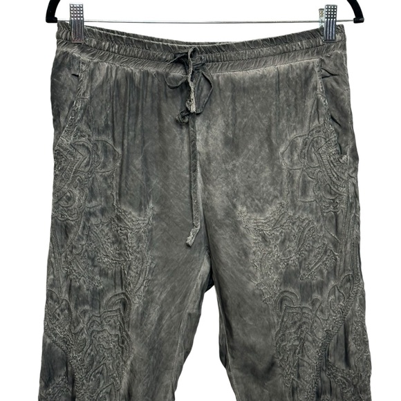 Johnny Was Pete & Greta Gray Wash Embroidered Pull on Pants Medium - Picture 5 of 11